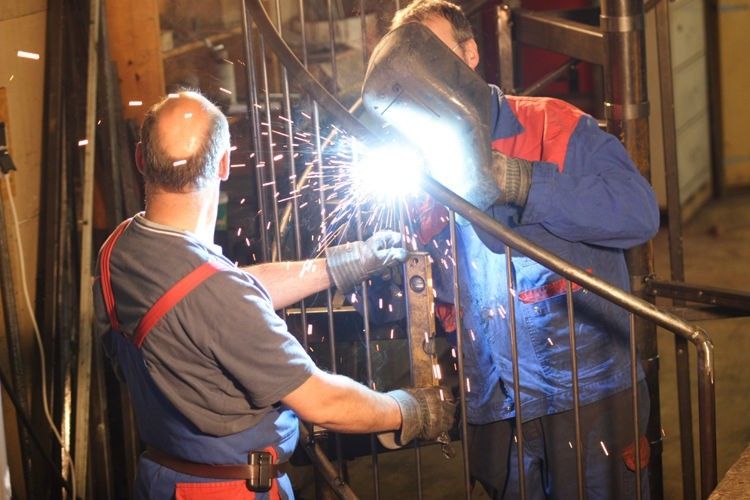 gebogene Geländer für eine Wendeltreppe